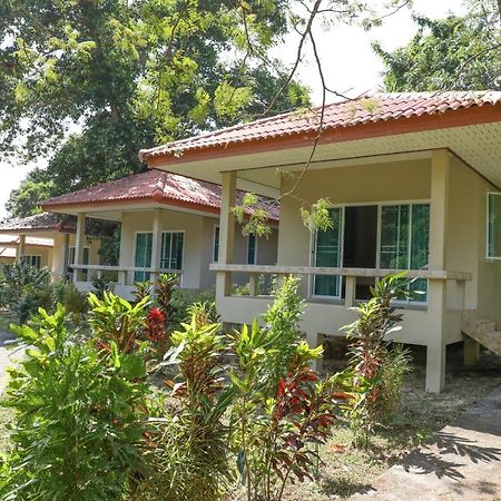 Baansukjai Bungalows Ranong Buitenkant foto