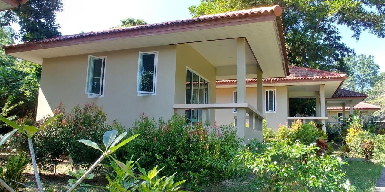 Baansukjai Bungalows Ranong Buitenkant foto