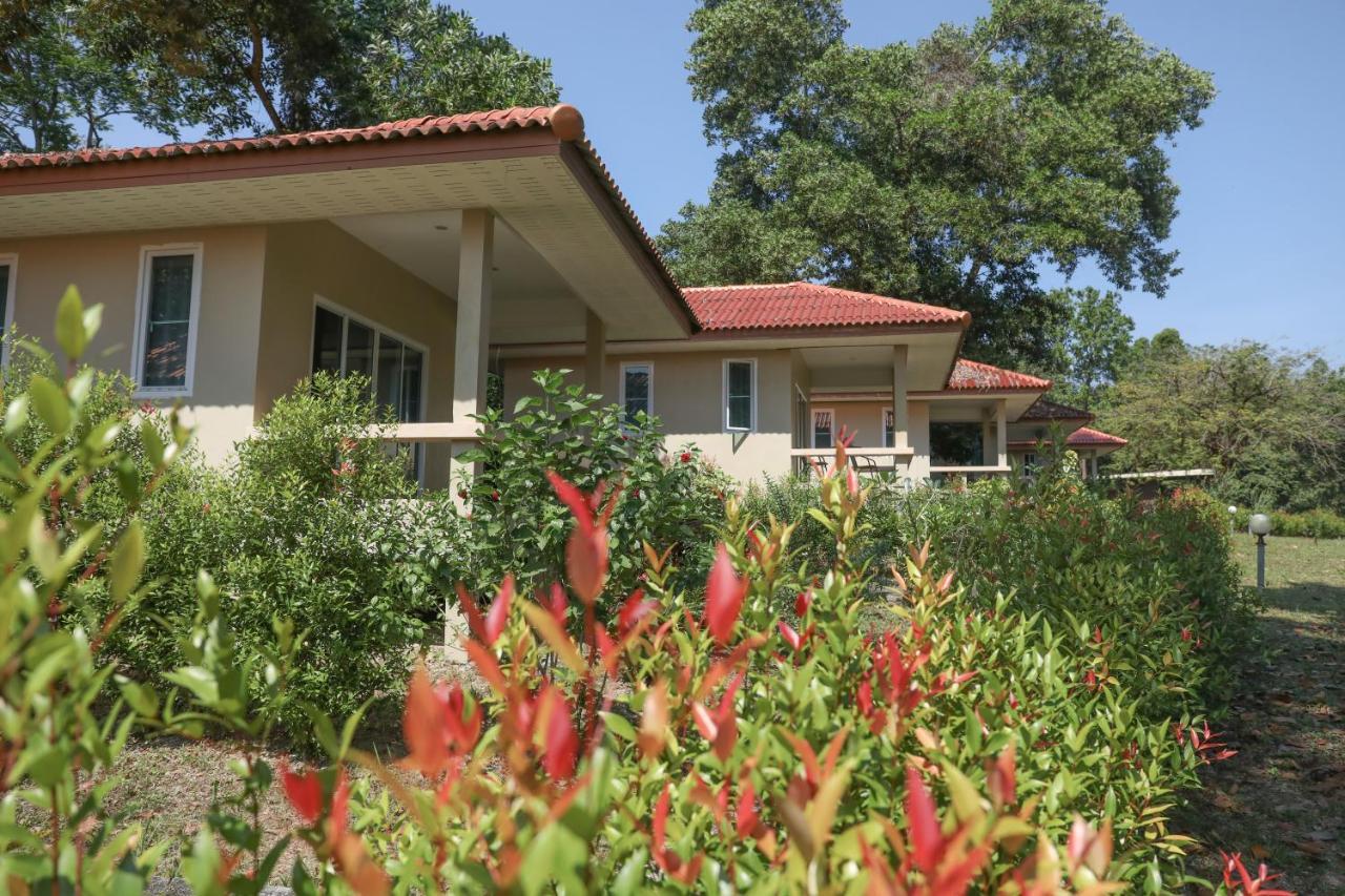 Baansukjai Bungalows Ranong Buitenkant foto