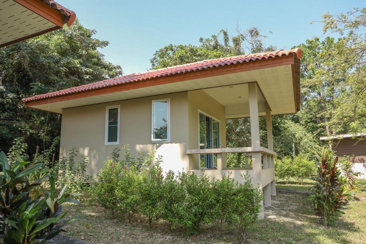 Baansukjai Bungalows Ranong Buitenkant foto