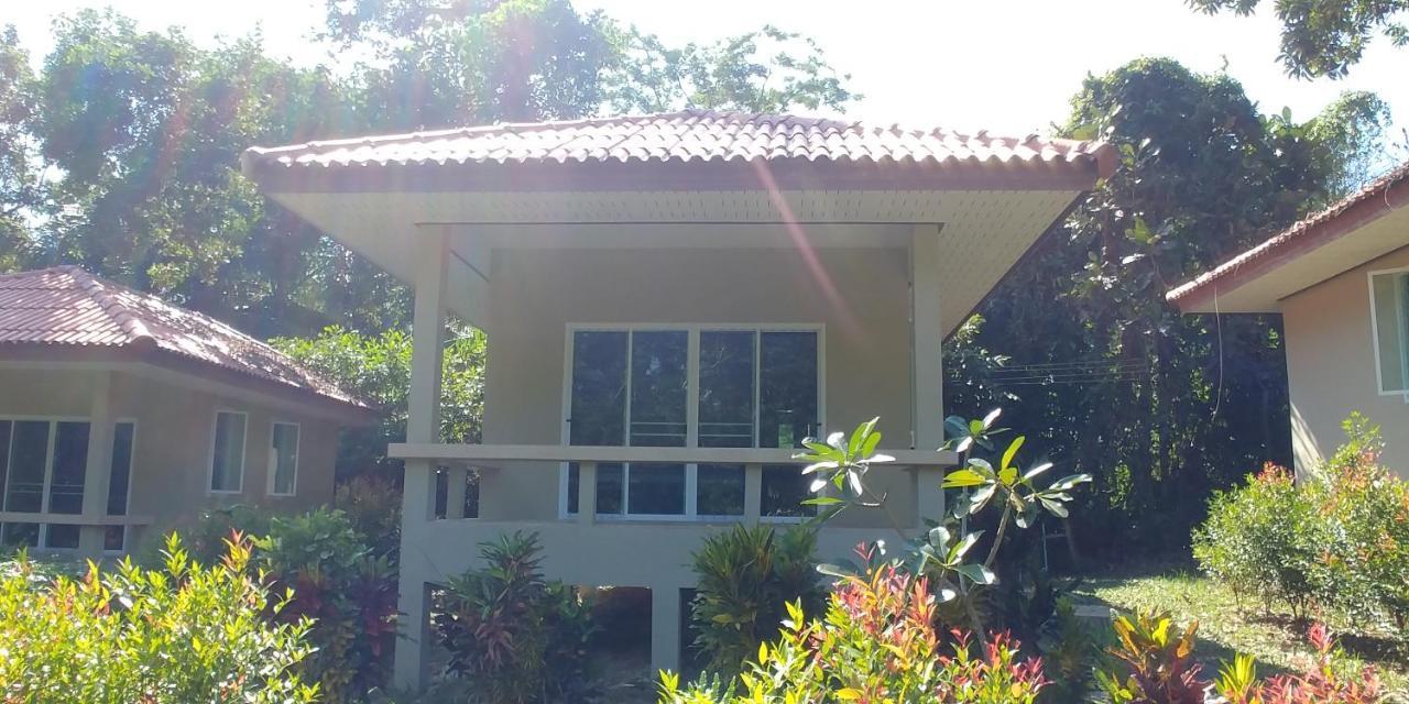 Baansukjai Bungalows Ranong Buitenkant foto